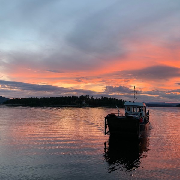 Båt på fjord i solnedgang